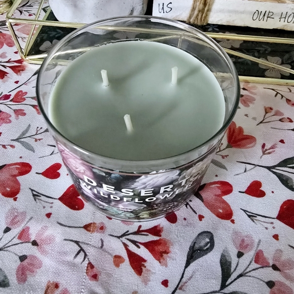 Bath & Body Works Desert Wildflower Scented Candle with Green Base - Picture 2 of 3